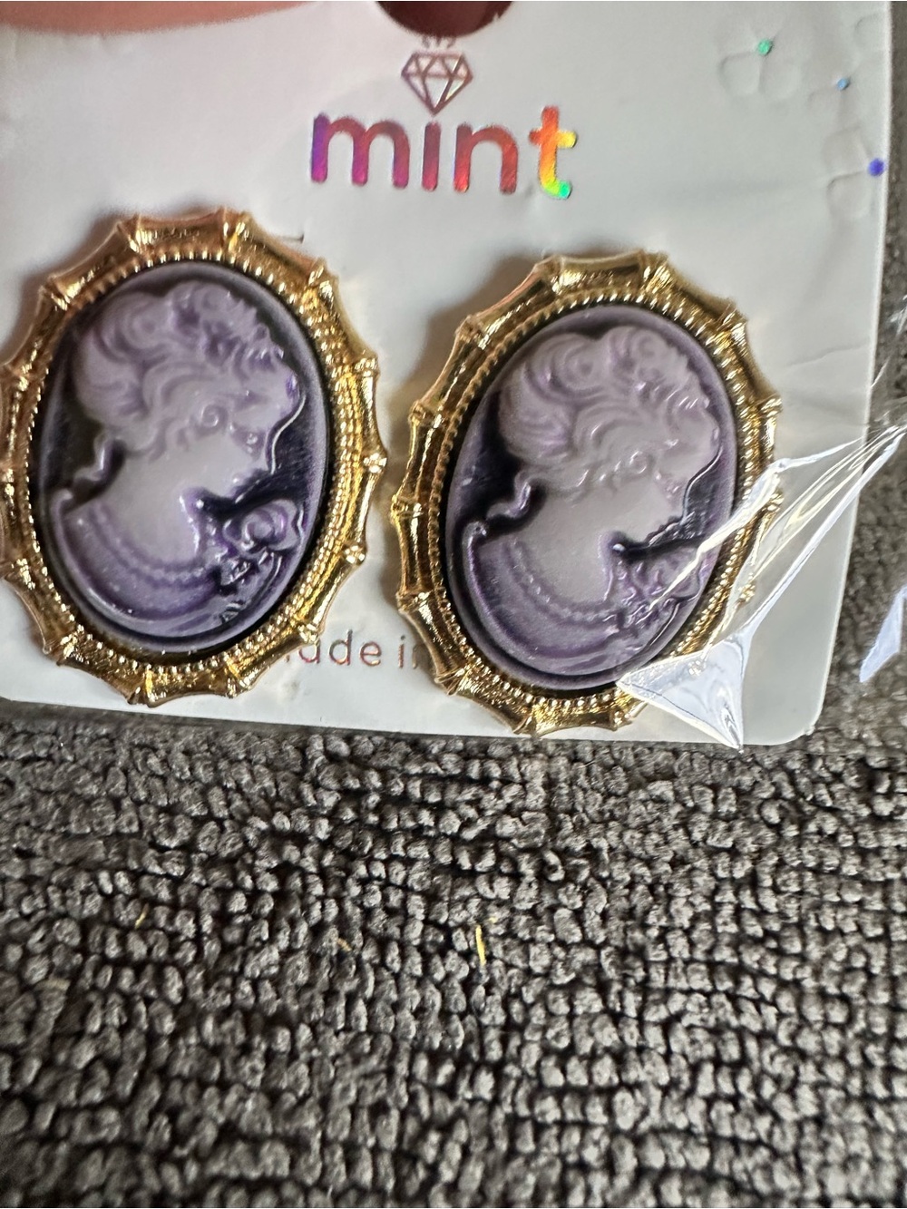 Mint Gold-Frame Lavender Cameo Oval Earrings